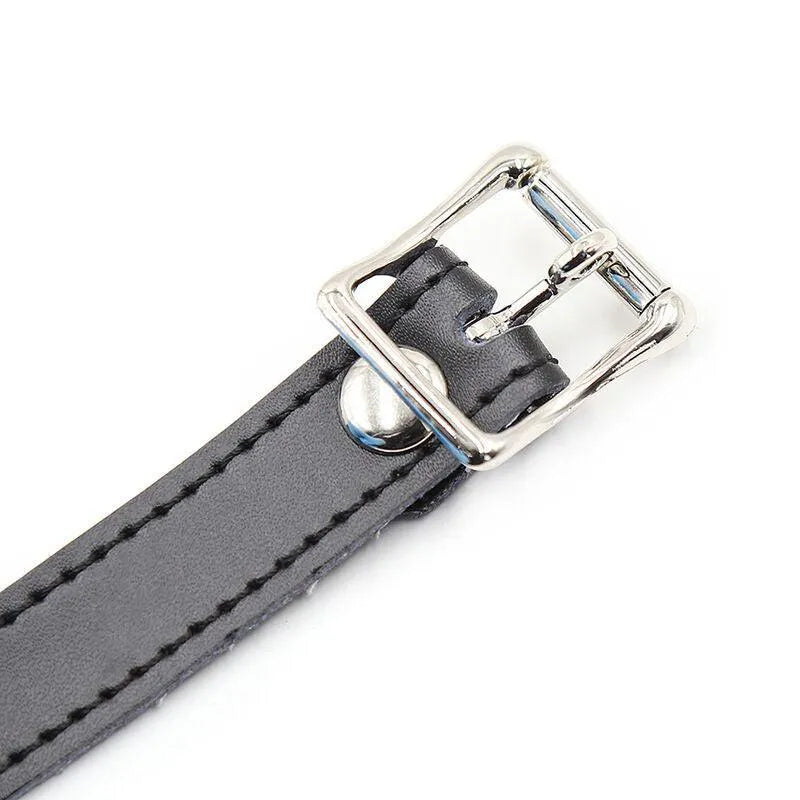 Bâillon-boule BDSM en silicone noir avec sangle ajustable et boucle métallique argentée, design élégant et sécurisé.