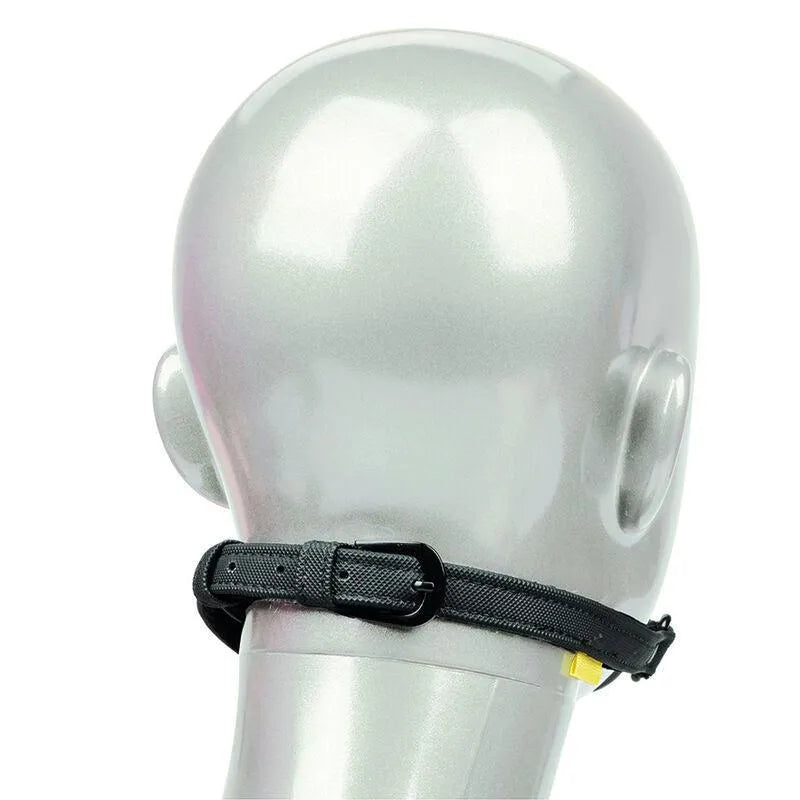 Bâillon boule respirant en silicone noir avec lanières réglables en cuir végétalien sur mannequin, accessoire érotique.