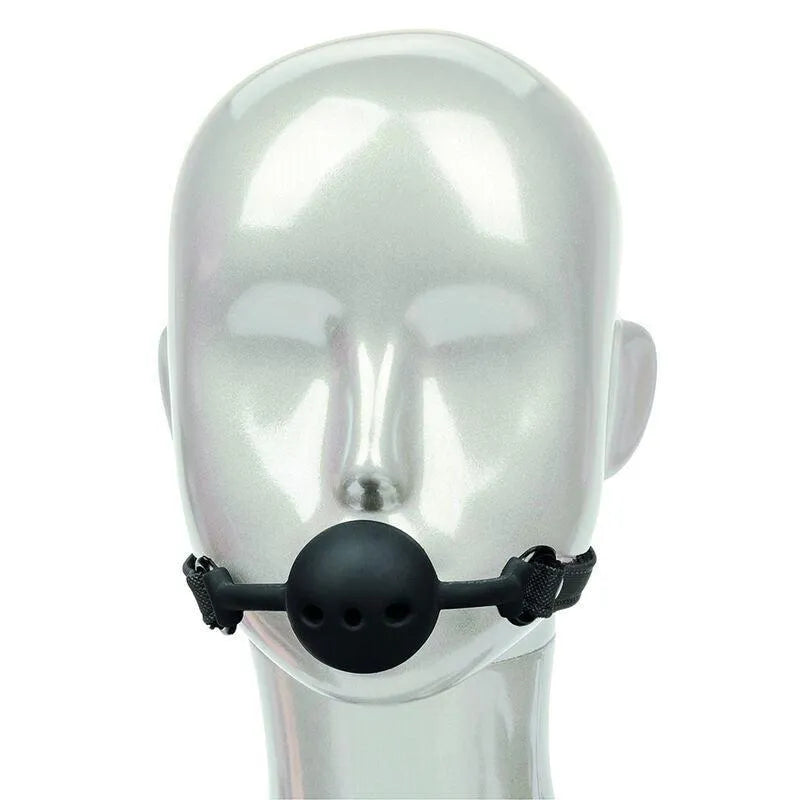Bâillon boule noir en silicone respirant avec lanières réglables, sur mannequin, pour jeux de retenue érotique.