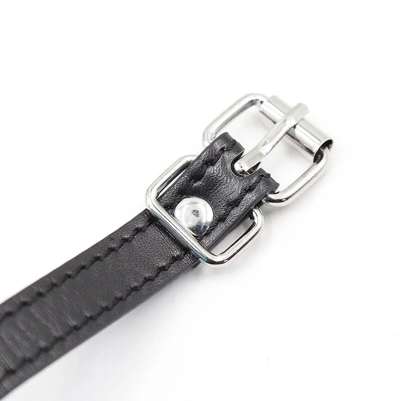 Bâillon boule noir sans phtalates Ohmama avec sangle réglable en cuir synthétique et boucle métallique argentée.