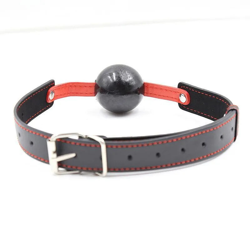 Bâillon-boule noir en PVC et TPE, sangle réglable rouge et noire, sans phtalates, diamètre 4 cm, sécurité et confort.
