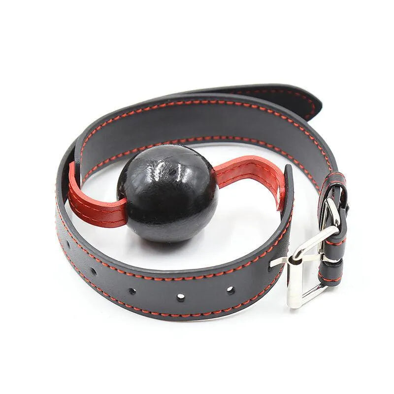 Bâillon-boule noir en PVC sans phtalates avec sangle réglable rouge et noire, boucle métallique, diamètre 4 cm.