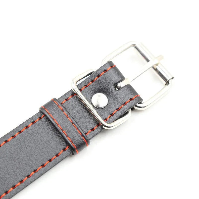 Bâillon-boule noir Ohmama en PVC et TPE, sangle réglable avec couture rouge, boucle métallique argentée, sans phtalates.