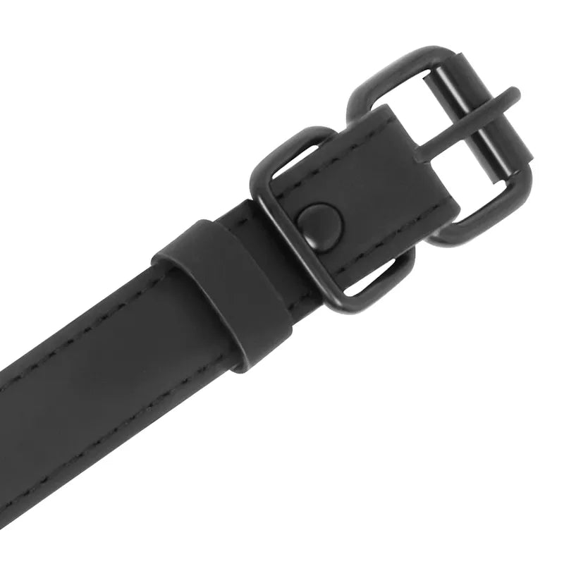 Bâillon cuir vegan noir avec pinces à tétons, chaîne métal, vis ajustable, accessoire BDSM élégant et respectueux.