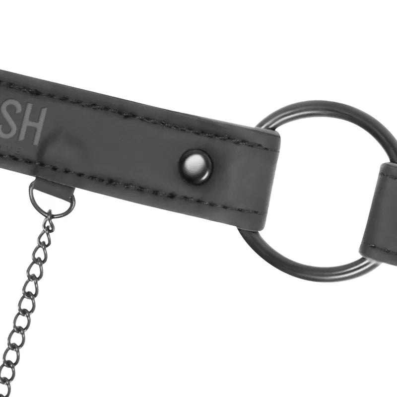 Bâillon cuir vegan noir avec chaîne en métal et pinces à tétons ajustables, accessoire de domination élégant.