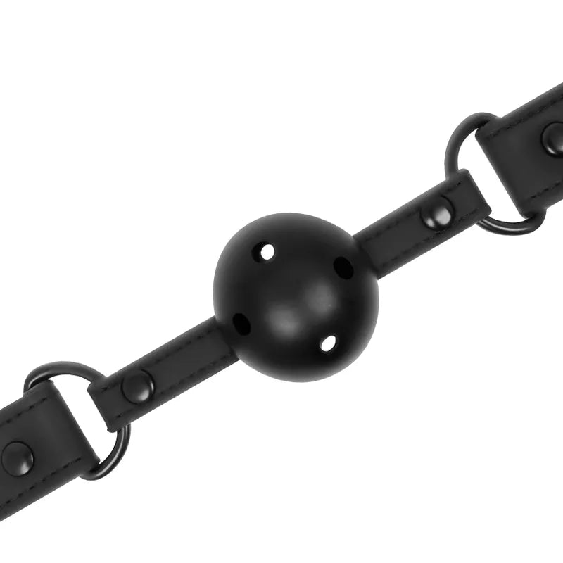 Bâillon noir en cuir vegan réglable avec trous de respiration, idéal pour confort et sécurité dans les pratiques BDSM.