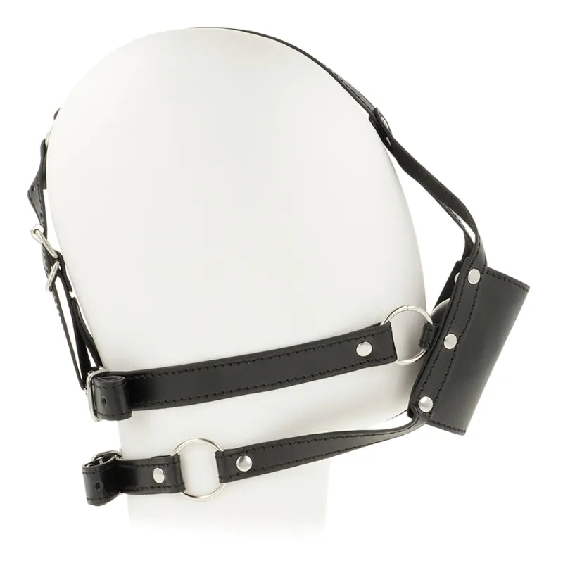 Bâillon en cuir noir avec sangle réglable, conçu pour jeux fétichistes, offrant confort et style, par Ohmama.