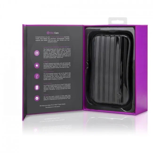 Plug anal B-Vibe Triplet noir en silicone, avec deux moteurs, dans un emballage violet ouvert, 6 niveaux d'intensité.