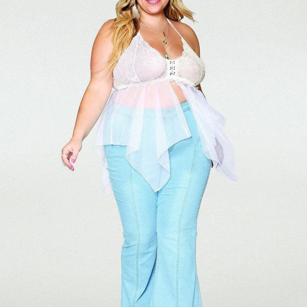 Babydoll grande taille en dentelle blanche, résille délicate, coupe flatteuse, élégance et confort pour toutes silhouettes.