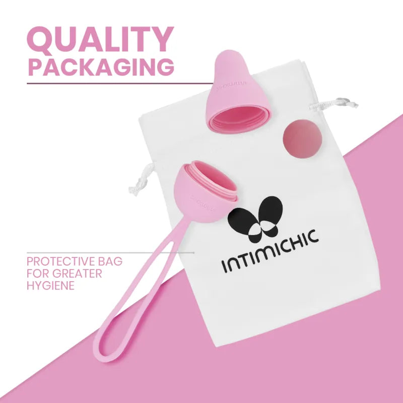 Balle de Kegel rose en silicone hypoallergénique avec cordon, sur fond rose, dans un sac blanc marqué Intimichic.