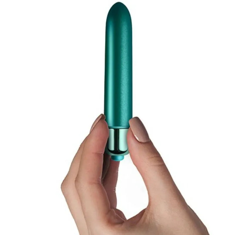 Balle vibrante étanche turquoise, forme allongée, tenue en main, stimulation précise des zones érogènes.