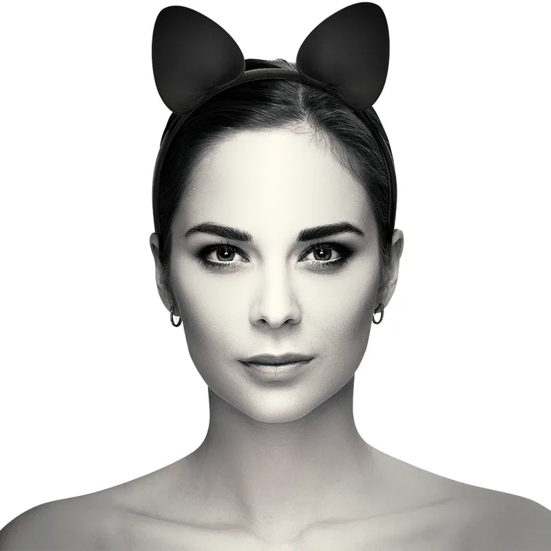 Bandeau noir en cuir végétalien avec oreilles de chat, porté par une femme, ajoutant une touche ludique et élégante.