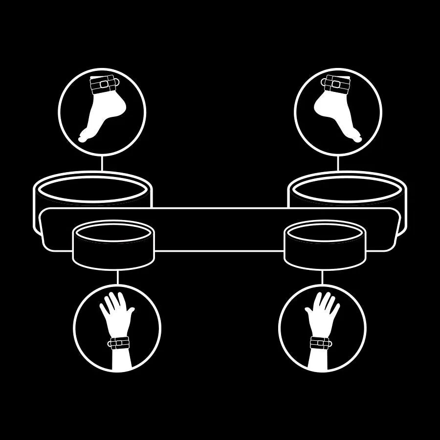 Barre d'écartement BDSM en néoprène et cuir vegan noir, avec attaches pour poignets et chevilles, design ergonomique.