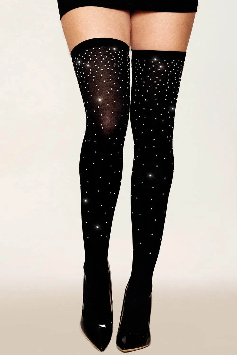Bas noirs à strass scintillants, montants jusqu'aux cuisses, parfaits pour sublimer une jupe lors d'une soirée glamour.