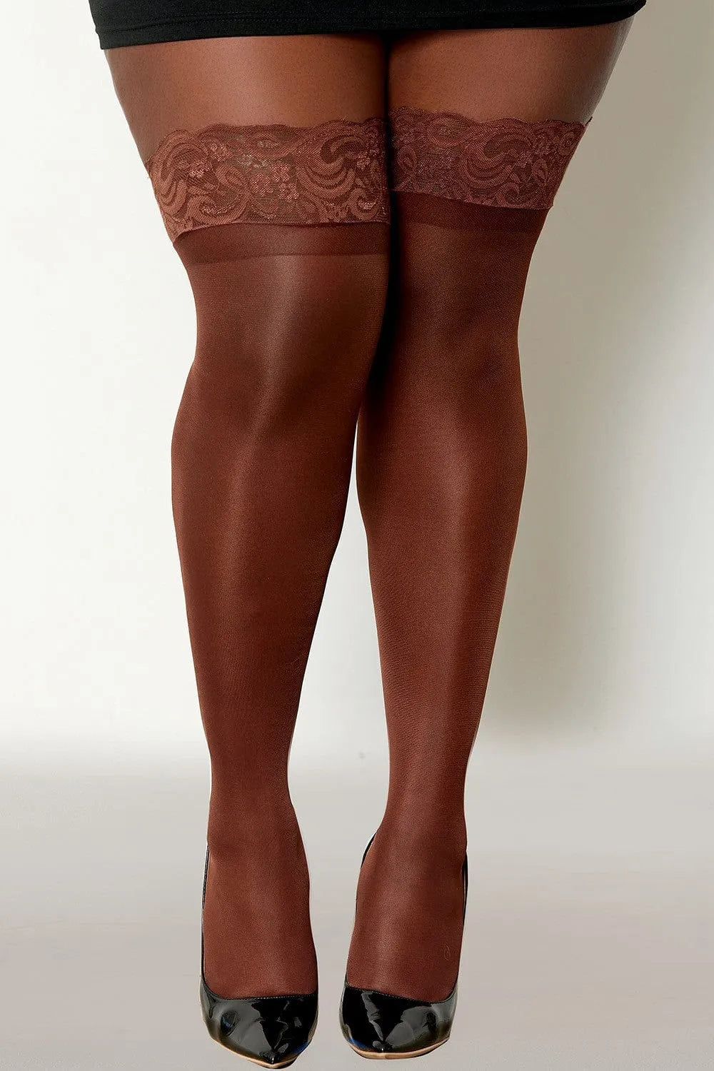 Bas résille grande taille noirs avec bande silicone dentelle, élégants et confortables, pour femmes aux courbes généreuses.