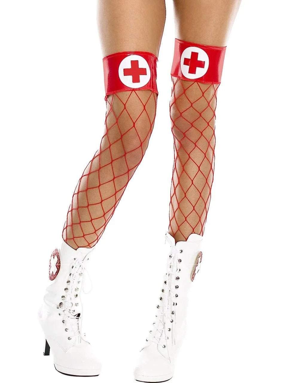 Bas résille rouges infirmière sexy avec jarretières brillantes et motif croix, ajout glamour à une tenue médicale.