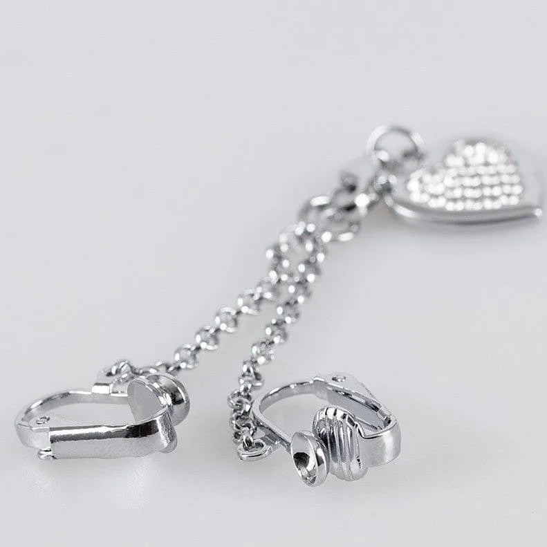 Bijou intime argent avec pendentif cœur strass, fermoirs labia, chaîne délicate, design élégant et raffiné.