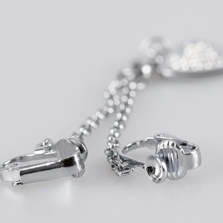 Bijou intime argent en forme de cœur avec strass, fermoirs labia élégants, chaîne fine, design raffiné et sensuel.