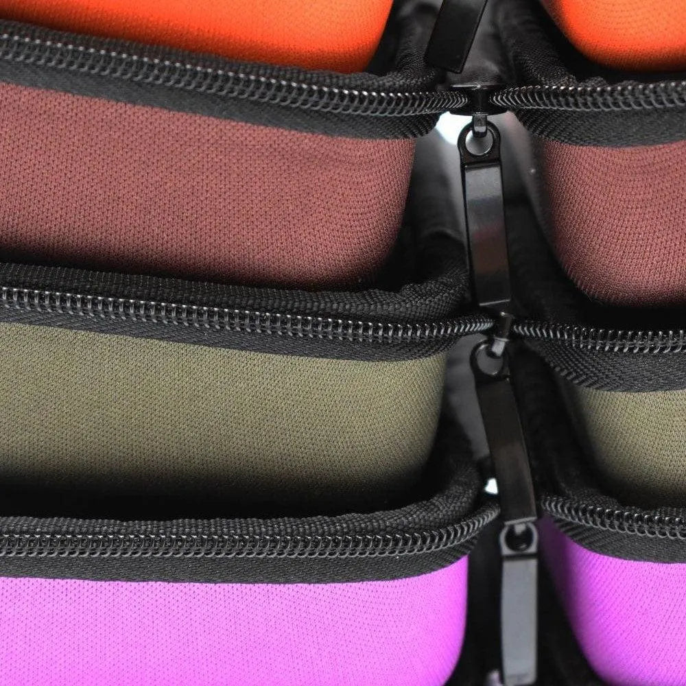 Boîte de rangement orange en polyester, compacte, forme coquée, empilée avec d'autres boîtes colorées, zippée.