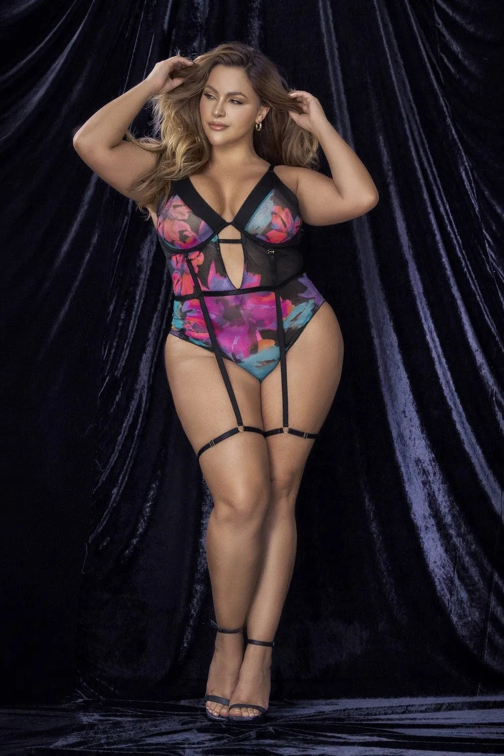Body grande taille noir à fleurs exotiques, bonnets à armatures, bretelles réglables, porte-jarretelles amovibles.