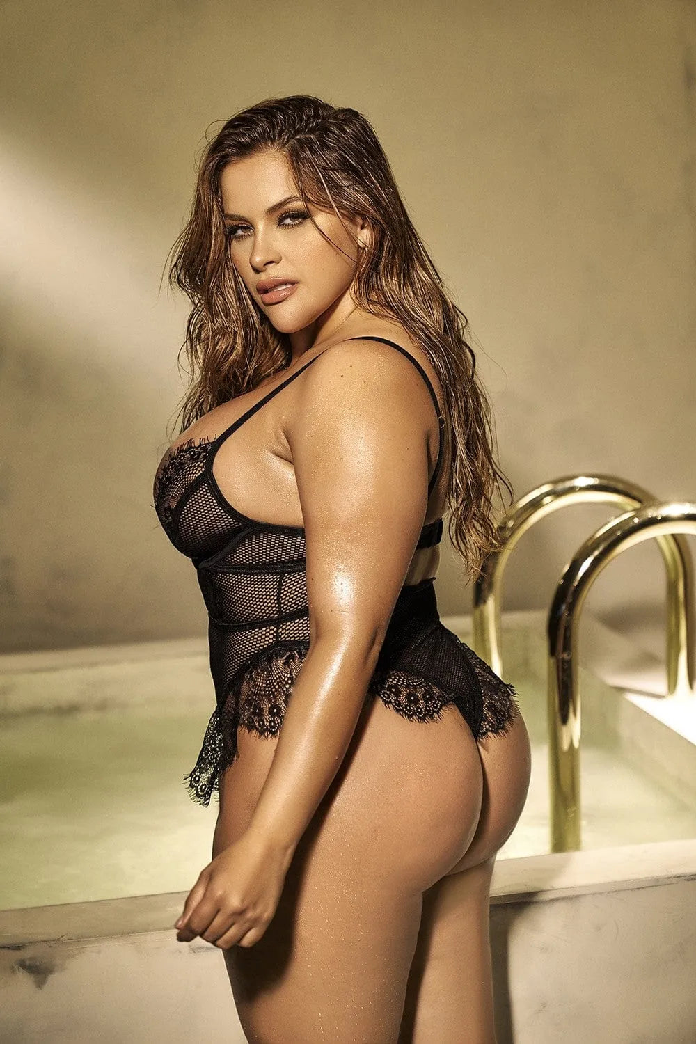 Body grande taille noir en résille et dentelle, bretelles ajustables, élégance et confort pour courbes généreuses.