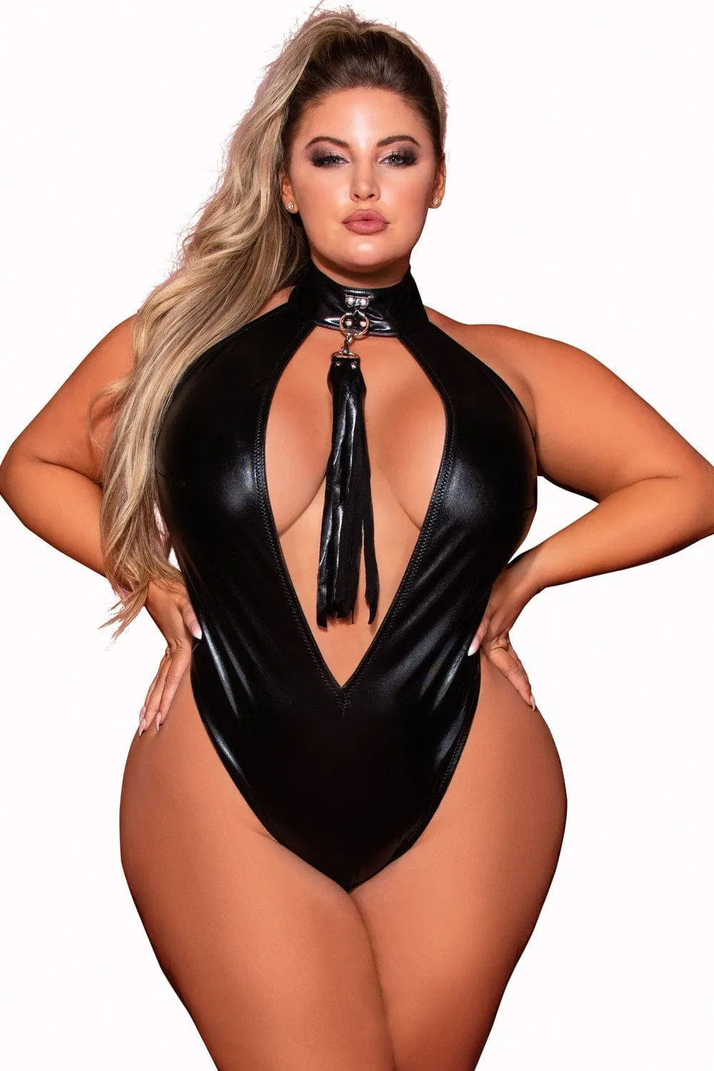 Body grande taille noir simili cuir clouté, col clouté avec fouet amovible, décolleté plongeant, dos nu.