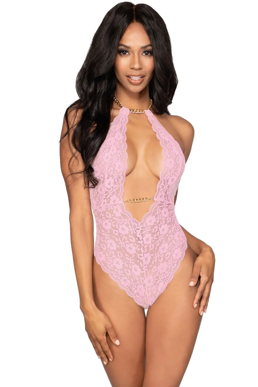 Body lingerie rose en dentelle avec dos nu, chainettes dorées, collier ajustable, offrant une silhouette élégante et glamour.