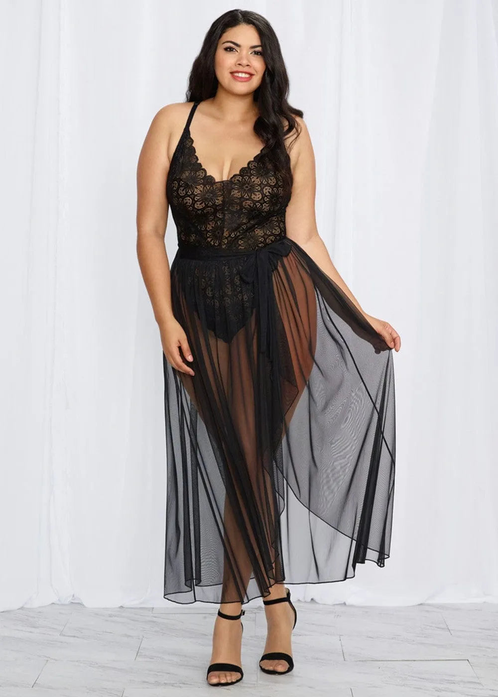 Body noir grande taille en dentelle, coupe échancrée, dos nu, mettant en valeur les courbes féminines avec élégance.