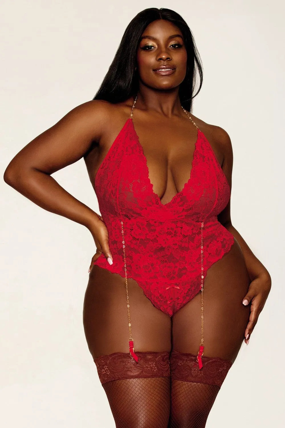 Body rouge grande taille en dentelle florale avec porte-jarretelles chaînettes, design ouvert, chaîne dorée au cou.