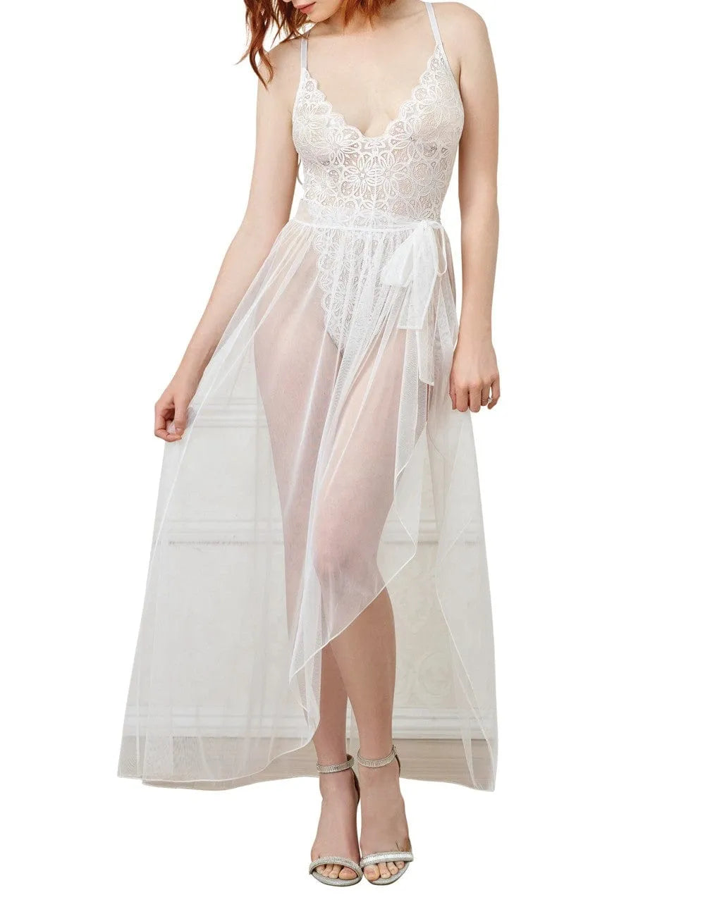 Body string dentelle blanc avec dos nu, bretelles réglables, jupe longue transparente amovible, style élégant et sexy.