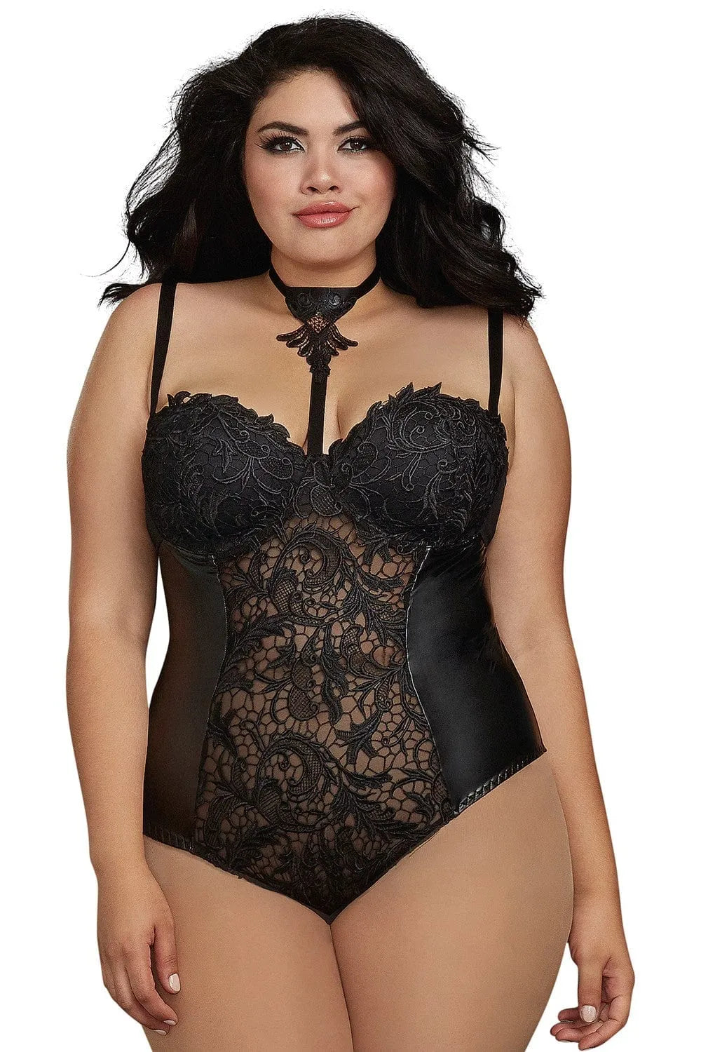 Body string grande taille en dentelle noire avec bretelles réglables et bonnets moulés, détails en simili cuir stretch.