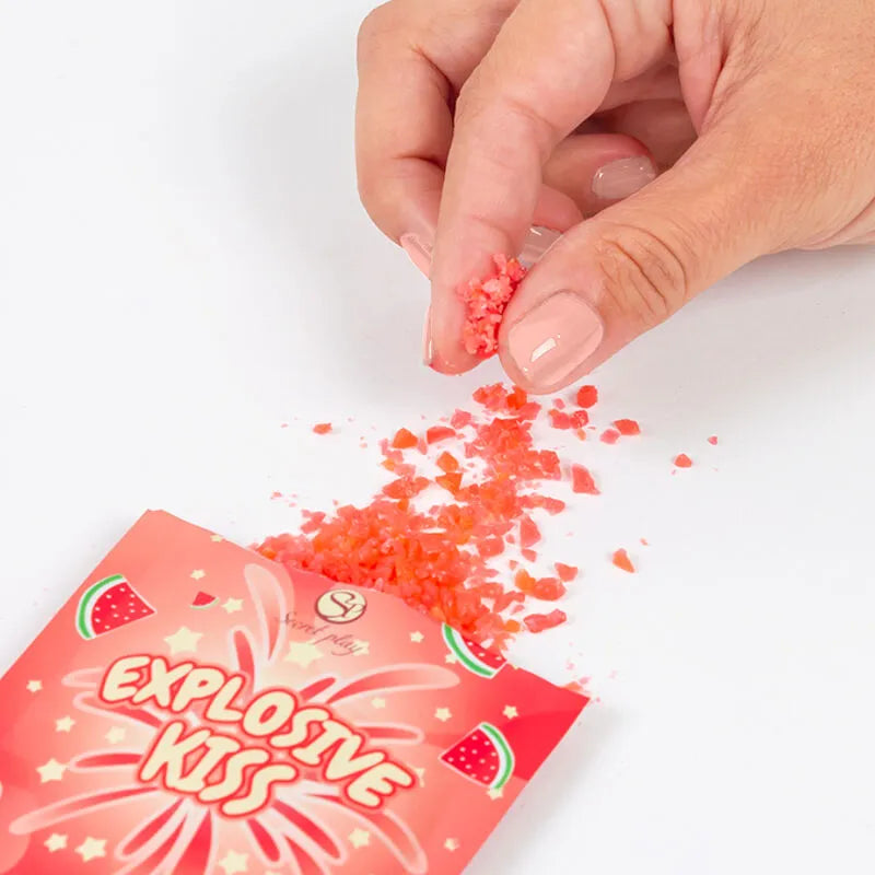 Bonbons éclatants pastèque, rouges et pétillants, sortant d'un sachet coloré, pour une expérience sensorielle unique.