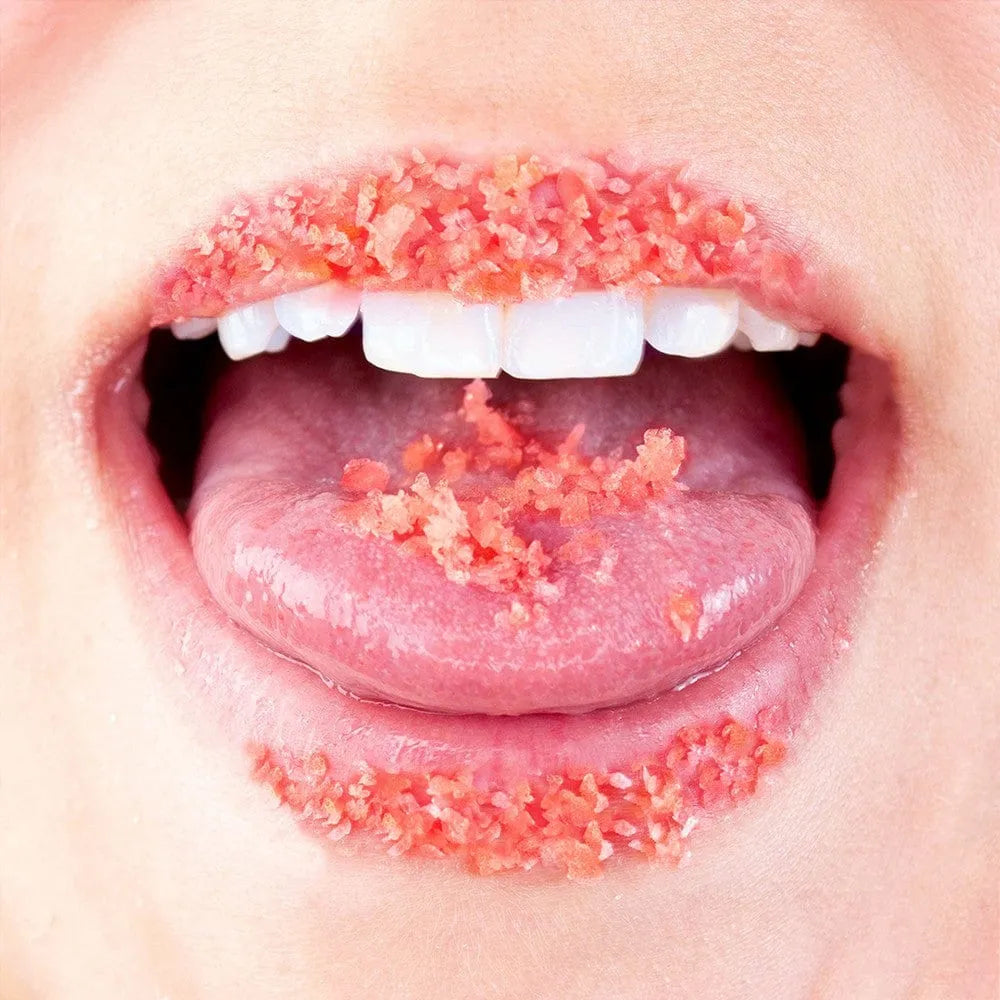 Bouche ouverte avec bonbons pétillants pastèque, texture rose scintillante, pour plaisir oral ludique et sensoriel.