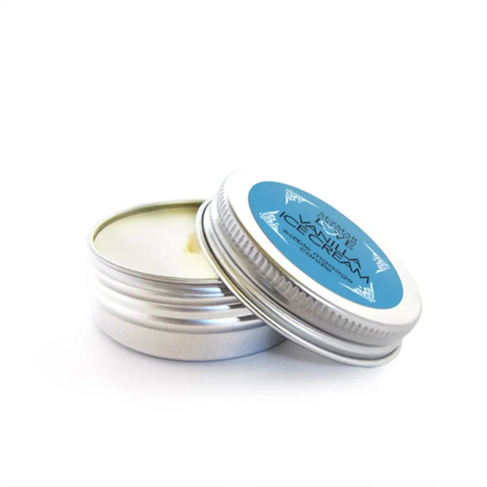 Bougie de massage parfumée vanille dans pot argenté ouvert, cire blanche, ambiance romantique.