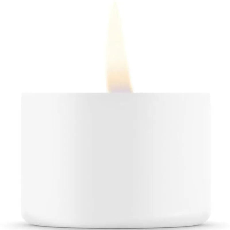 Bougie de massage blanche allumée, hydratante à la noix de coco, enrichie en huiles naturelles, détente luxueuse.