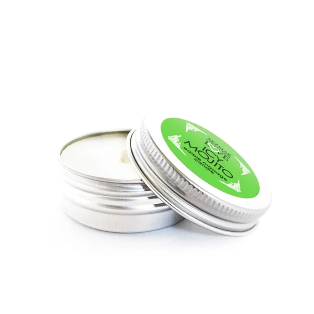 Bougie de massage sensuelle Mojito dans un pot métallique ouvert, cire blanche, étiquette verte.