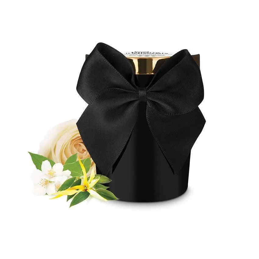 Bougie noire avec nœud noir, fleurs de rose, jasmin, ylang-ylang, évoquant un massage sensuel et parfumé.