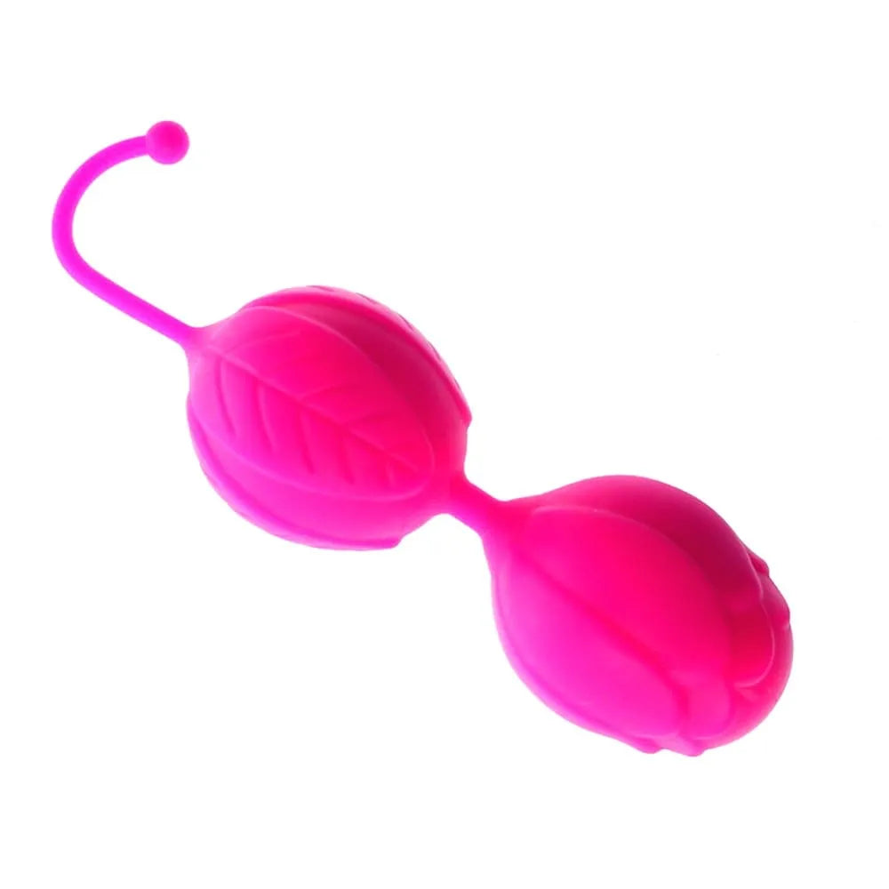 Boule de Geisha rose en silicone avec bille acier interne, idéale pour plaisir et rééducation périnéale.