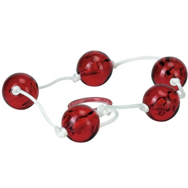 Boules anales rouges pour débutants, cinq sphères en plastique transparent sur corde blanche, expérience intense.