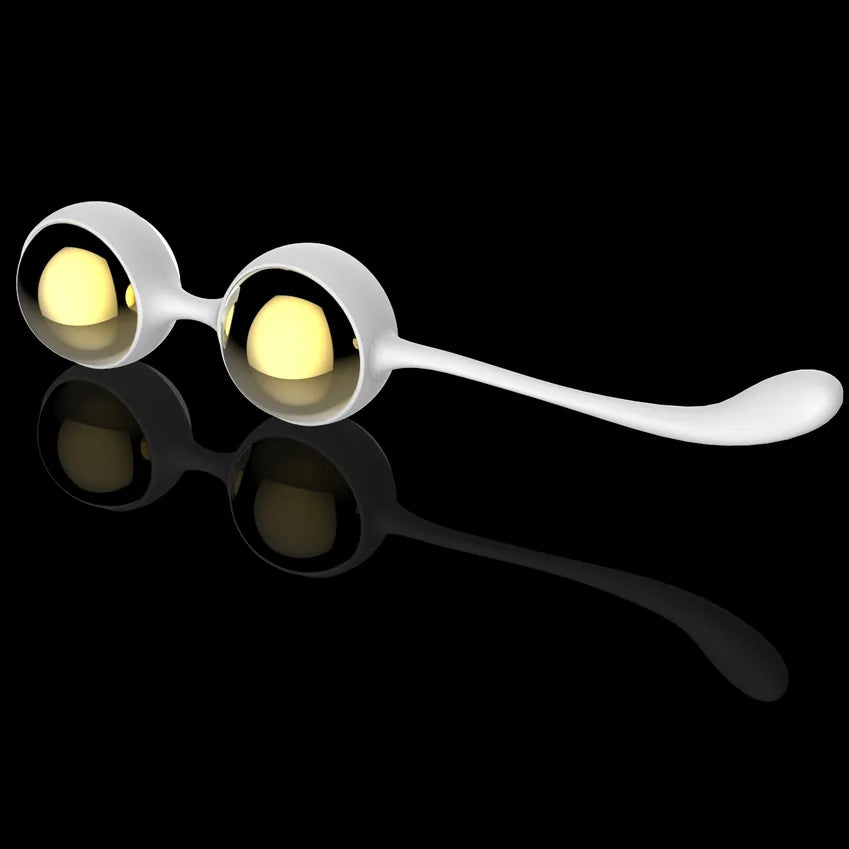 Boules de Geisha en aluminium doré Nalone Yani avec cordon blanc, design élégant sur fond noir.