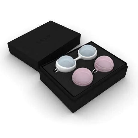 Boules Kegel ajustables post-partum, rose et bleu, dans une boîte noire, pour renforcement pelvien et récupération intime.