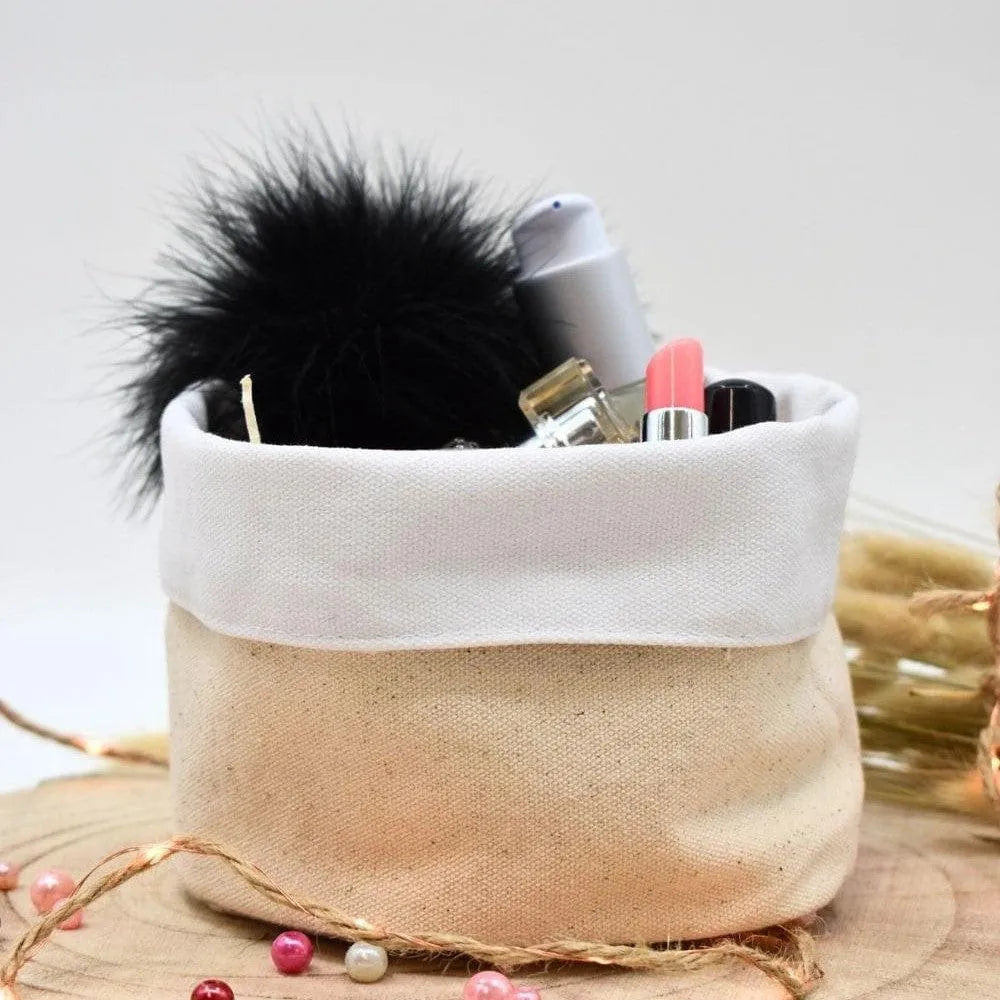 Box cadeau bien-être naturelle avec produits de beauté, accessoires noirs et roses, sur fond clair, pour Fête des Mères.