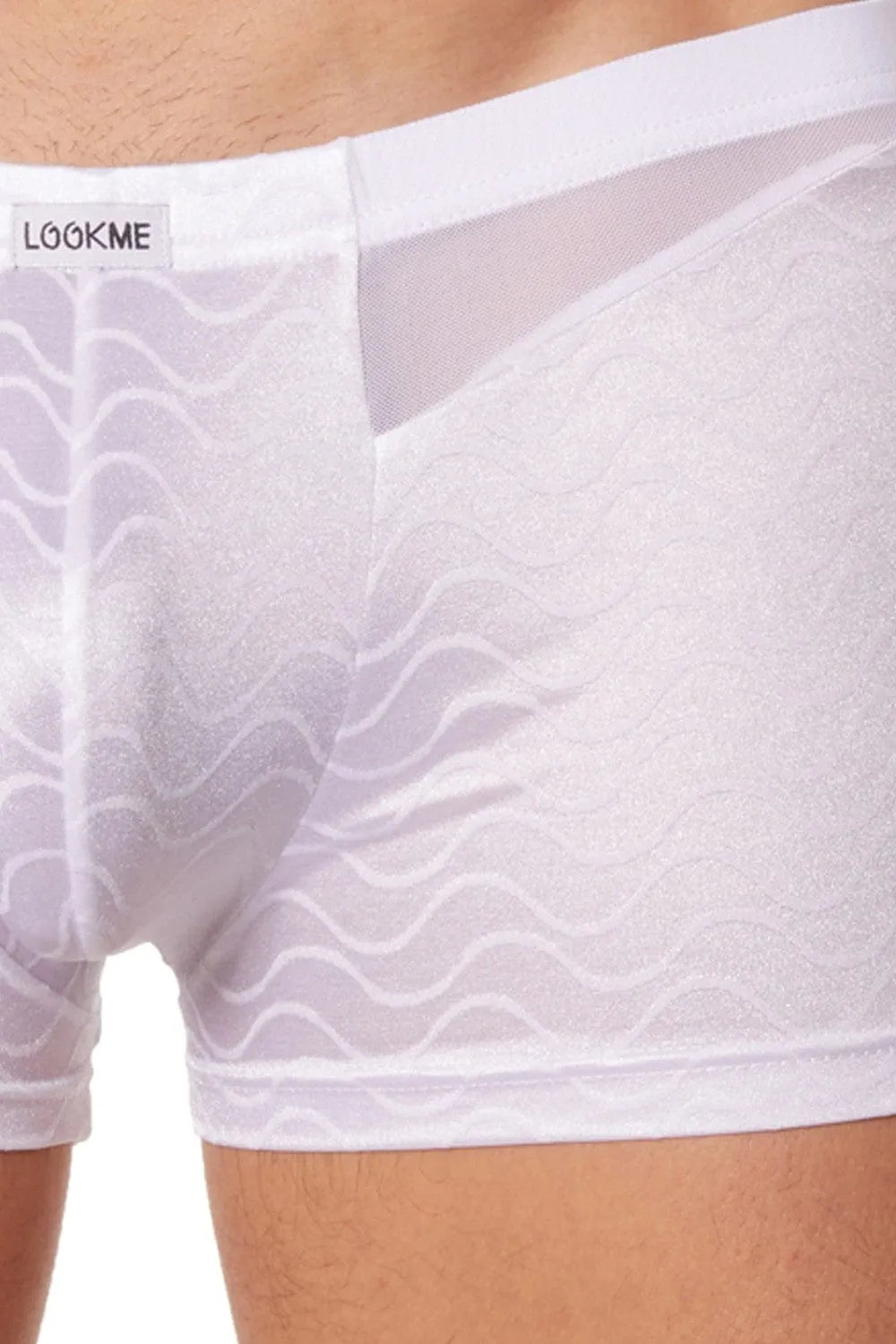 Boxer blanc satiné motifs vagues, maille fine avant, design élégant et raffiné, sublimant l'anatomie masculine.