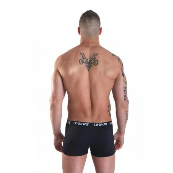 Boxer noir Look Me avec ceinture élastique siglée, porté par un modèle masculin, vue de dos, design moderne et confortable.