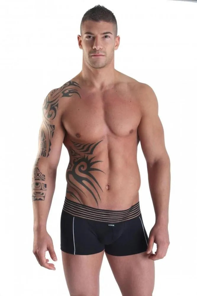 Boxer noir homme avec rayures opaques et transparentes, ceinture large, détails blancs, idéal confort et mouvement.