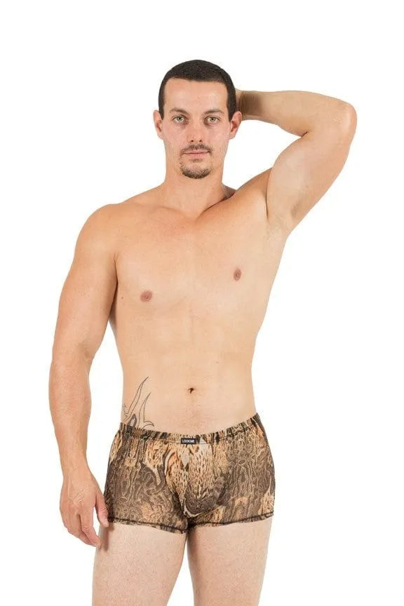 Boxer homme imprimé félin marron, ajusté, en polyester élasthanne, porté par un mannequin, confort et style moderne.