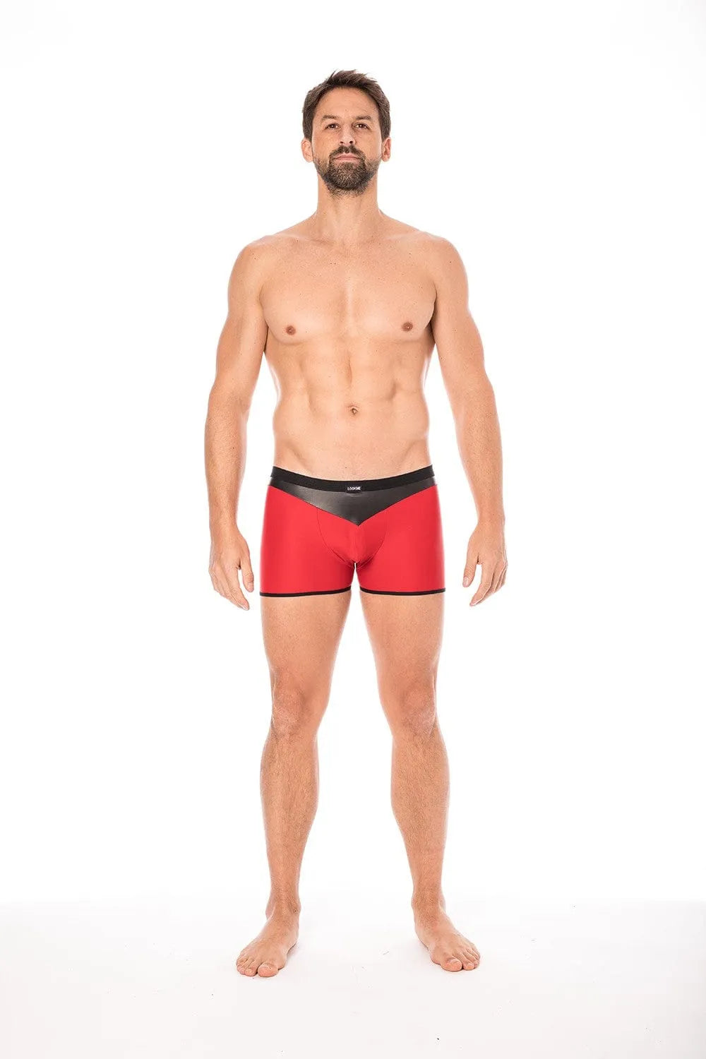 Boxer homme moulant rouge avec bande simili cuir noire, design énergique, tissu doux et opaque, confort optimal.