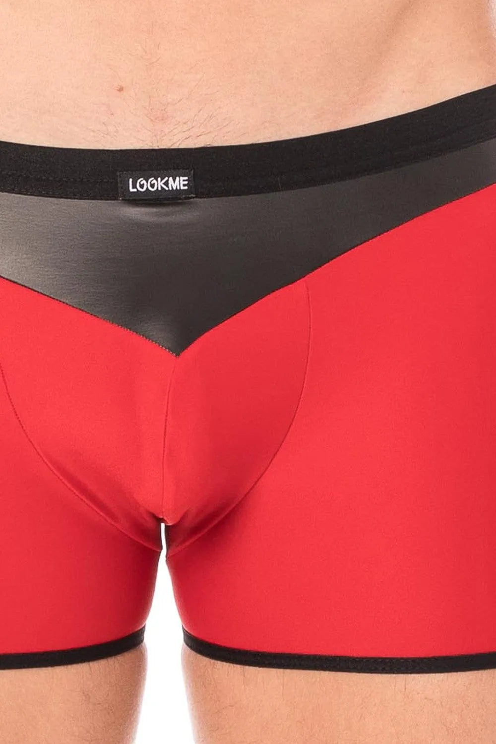 Boxer moulant rouge pour homme avec bande simili cuir noir en pointe, tissu doux, design audacieux et confortable.