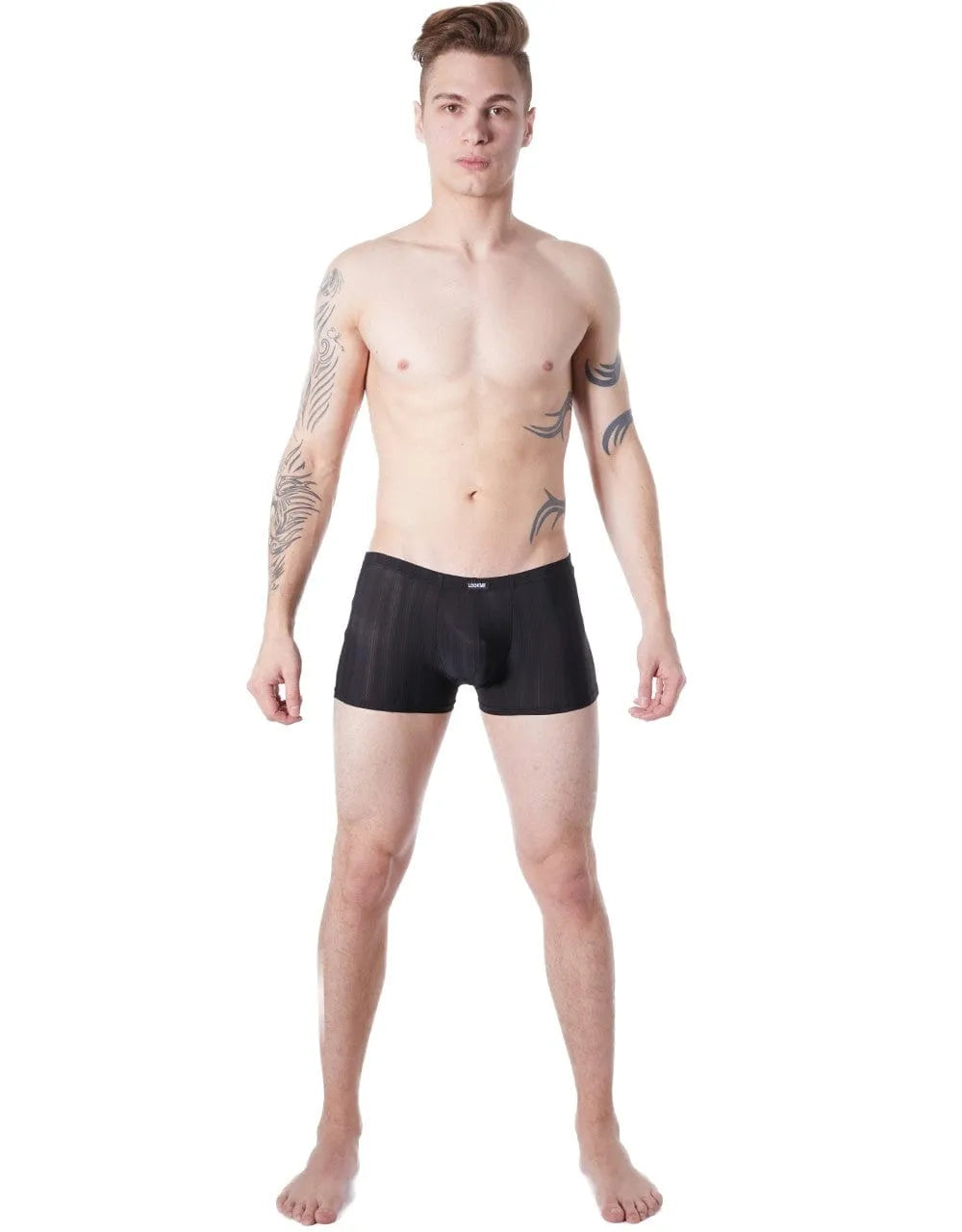 Boxer homme noir élégant avec rayures ton sur ton, extensible, porté par un modèle, mélange polyester et élasthanne.