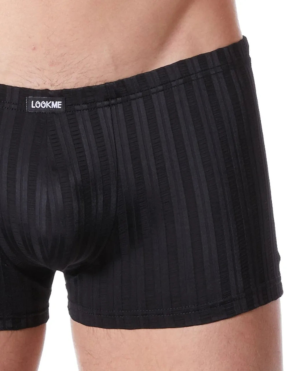 Boxer noir rayé pour homme, tissu doux et extensible, élégance moderne avec fines rayures et contraste mat brillant.